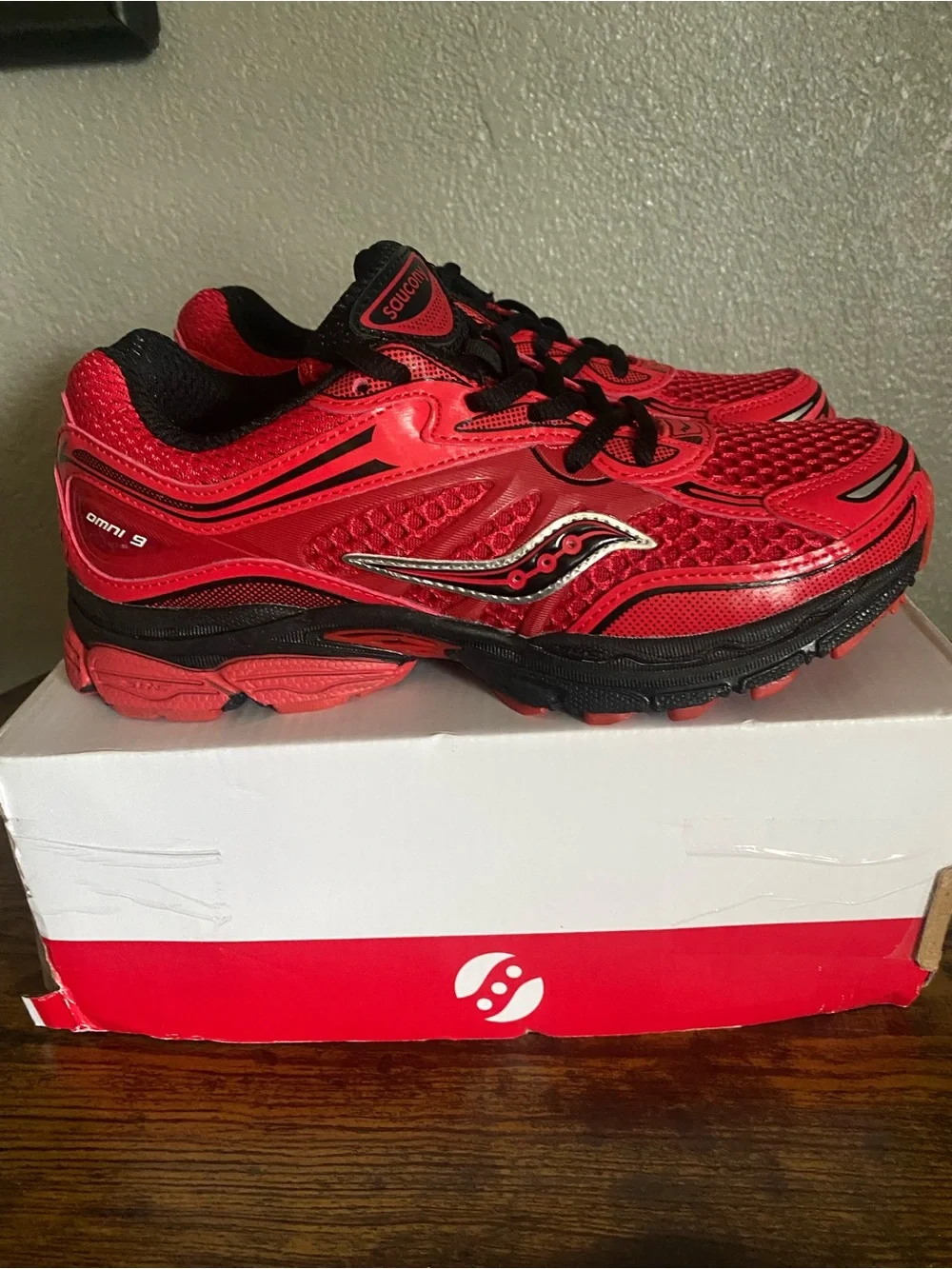 Saucony Omni 9 Running Shoes in Bright Red and Black